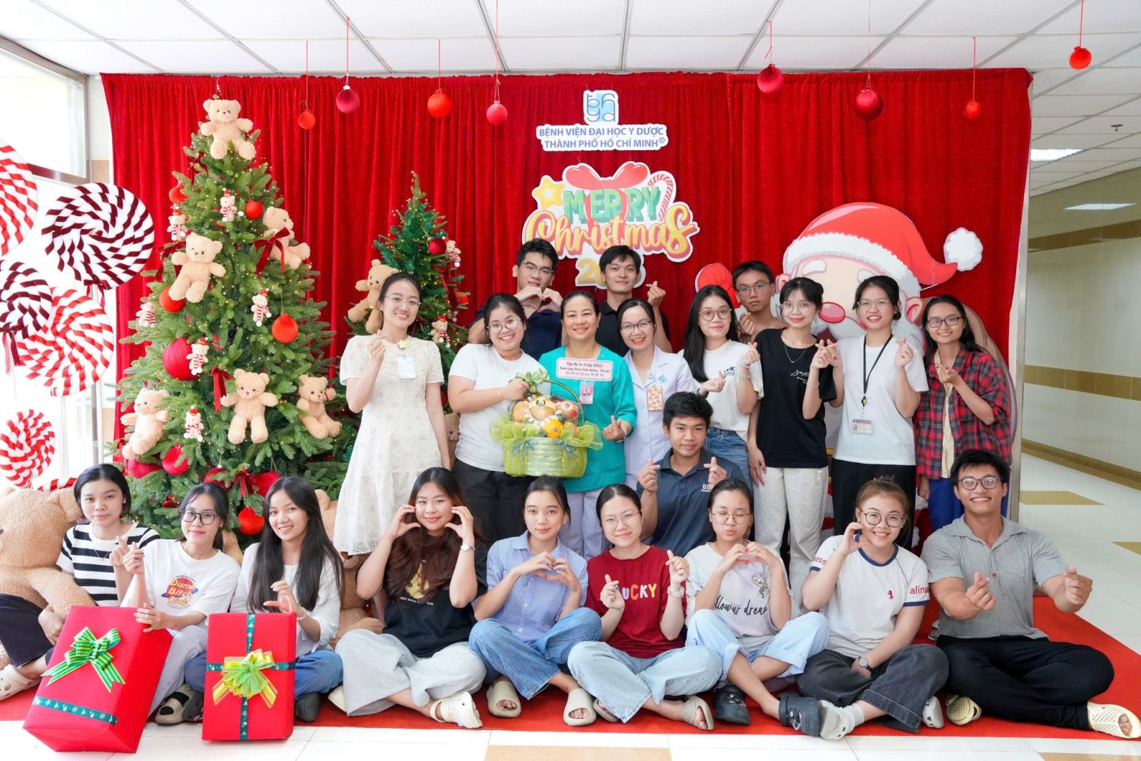 Không khí giáng sinh lan tỏa tại Bệnh viện Đại học Y Dược TP. Hồ Chí Minh-1.jpg